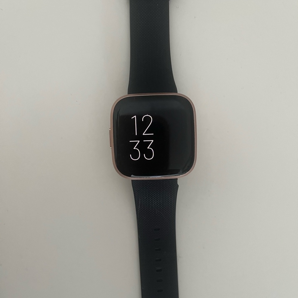 Fitbit Versa rose gold with black strap and charger